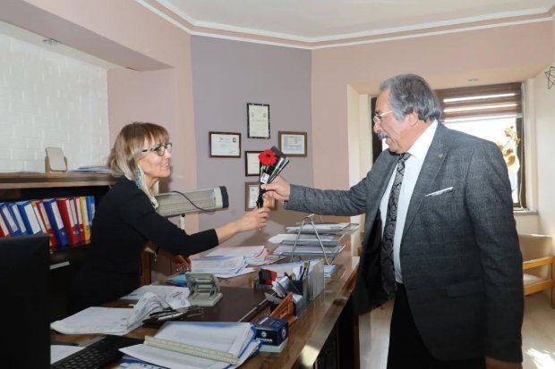 8 Mart Dünya Kadınlar Günü'nün hafta sonuna denk gelmesinden dolayı, Belediye Başkanımız Sn. Mustafa Kenan Sarıtaş, haftanın ilk iş günü belediyemizde çalışan kadın personellerimize çiçek takdim ederek, 8 Mart Dünya Kadınlar Günü'nü kutladı.