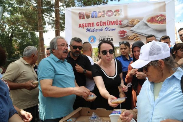 Belediye Başkanımız Sayın Mustafa Kenan Sarıtaş, Muharrem Ayı’nın manevi iklimi dolayısıyla Avanos Çarşı Meydanı’nda vatandaşlarımıza aşure ikramında bulundu.