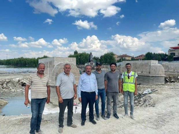 Belediye Başkanımız, restorasyon süreci devam eden Tarihi Taş Köprü’nün çalışmalarını yerinde inceledi.