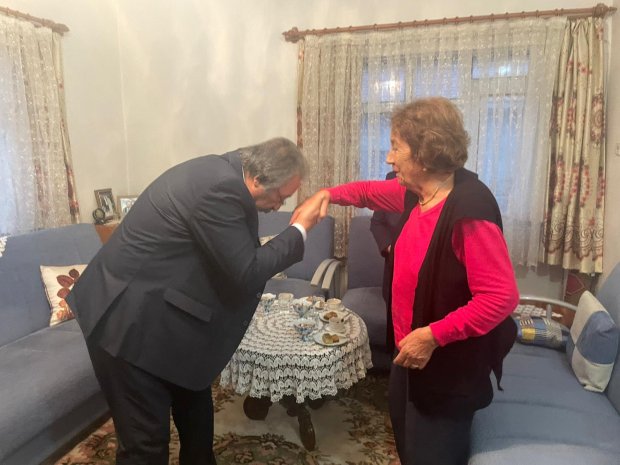 Belediye Başkanımız Sayın Mustafa Kenan Sarıtaş, kıymetli eşi Sayın Cahide Sarıtaş Hanımefendi ile birlikte 24 Kasım Öğretmenler Günü dolayısıyla ilçemizin eğitim hayatına yıllarca emek vermiş, emekli öğretmenlerimizi ziyaret etti.