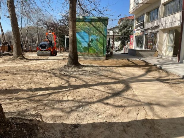 Belediyemiz tarafından Kızılırmak kenarında sosyal tesisimizin önünde başlatılan peyzaj çalışmaları devam ediyor.