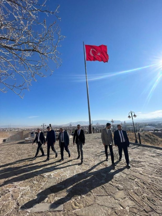 Kapadokya Alan Başkanımız Sayın Cem Aslanbay, Teknik Başkan Yardımcısı Sayın Lütfü Bilgin ve İdari Başkan Yardımcısı Sayın Dr. Hasan Şanlı, Belediye Başkanımız Sayın Mustafa Kenan Sarıtaş’a ziyarette bulundu.
