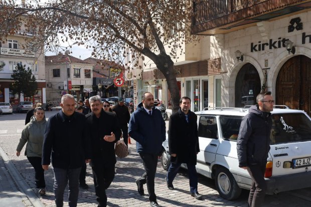 Belediyemiz tarafından değerli sanatçımız Edip Akbayram’ın evinin önüne kadar yürüyüş düzenlenerek karanfil ve çelenk bırakıldı.