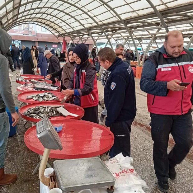 Zabıta Müdürlüğü ekiplerimiz, ilçe gıda tarım müdürlüğü ekibleri ile birlikte Su Ürünleri satışı yapan iş yeri denetimi yaptılar.
