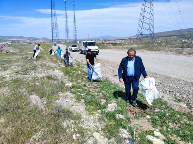 Belediye Başkanımız Hafriyat Alanı Mevkiindeki Saha Temizlik Çalışmalarına İştirak Etti