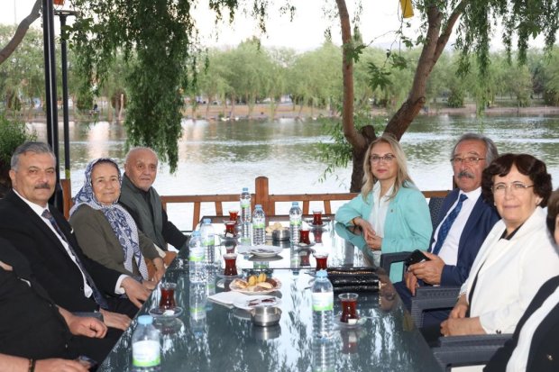 Milletvekilimiz Sayın Prof. Dr. Filiz Kılıç ve Belediye Başkanımız Sayın Mustafa Kenan Sarıtaş, sosyal tesislerde bulunan vatandaşlarımızla da sohbet ettiler ardından sosyal tesislerde devam eden çalışmaları incelediler.