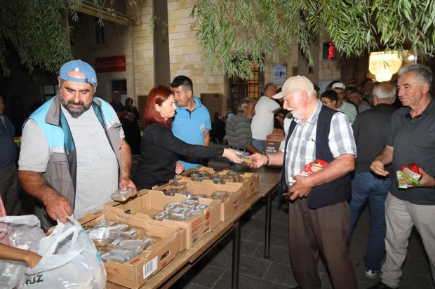 Mübarek Mevlid Kandili vesilesiyle, Belediyemiz Aşevi’nde özenle hazırlanan irmik helvaları, Avanos Şehit Şevket Tekin Merkez Camii’nde hemşehrilerimize ikram edildi.