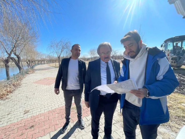 Belediye Başkanımız Sn. Mustafa Kenan Sarıtaş, Avanos İlçe Merkezi Kızılırmak Nehri Taşkın Kontrol Proje hazırlık çalışmaları kapsamında devam eden zemin etüdüne esas sondaj çalışmalarını yerinde inceledi.