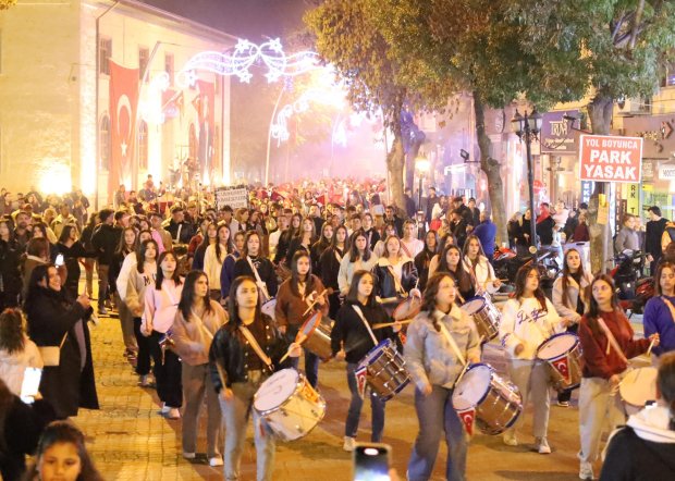 Cumhuriyet coşkusu meydanda yakılan sin sin ateşi ve çalınan marşlarla doyasıya kutlandı.