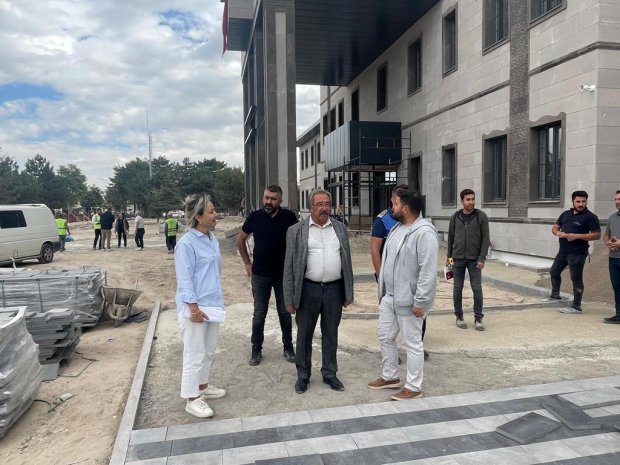 Belediyemiz tarafından Yeni Avanos Hükümet Konağı önündeki caddede yürütülen sıcak asfalt çalışmalarının son gününde, Belediye Başkanımız Sayın Mustafa Kenan Sarıtaş, sahada gösterdikleri yoğun çalışma nedeniyle personele teşekkür mahiyetinde yemek ikramı