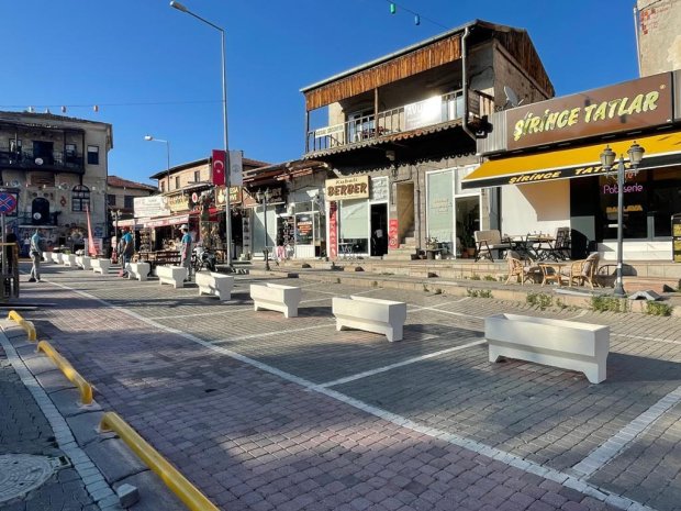 Belediyemizin çarşı merkezinde başlattığı yayalaştırma ve trafiği sınırlandırma çalışmalarının ardından, bölgenin estetik görünümünü de desteklemek üzere çarşı merkezine dekoratif çiçek saksıları temin edilerek yerleştirilmeye başlandı.