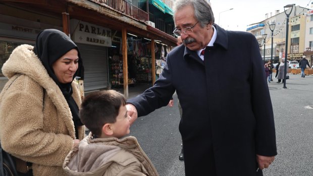 BELEDİYE BAŞKANIMIZ ÇARŞI MERKEZİNDE VATANDAŞLARIMIZIN BAYRAMLARINI KUTLADI