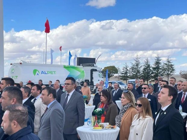Belediye Başkanımız Mustafa Kenan SARITAŞ, Ankara - Kayseri yolu üzeri Çalış Kasabamızda faaliyete başlayan Azimli Petrol isimli işyerinin açılış törenine katıldı.
