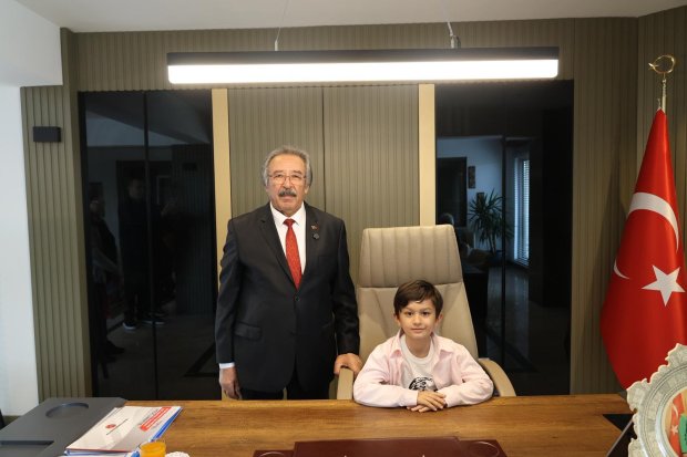 BELEDİYE BAŞKANIMIZ BAŞKANLIK KOLTUĞUNU ÇOCUKLARA DEVRETTİ