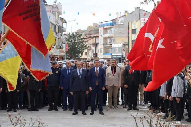 18 Mart Şehitleri Anma Günü ve Çanakkale Deniz Zaferi'nin 110. yıl dönümü dolayısıyla Cumhuriyet Meydanı Atatürk Anıtında tören düzenlendi.