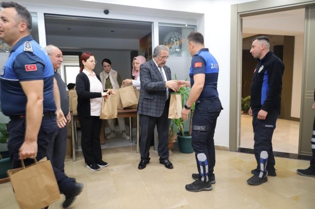Belediye Başkanımız Sn. Mustafa Kenan Sarıtaş, Ramazan Bayramı dolayısı ile belediye binasında ve diğer hizmet birimlerinde görev yapan personellerimizle bayramlaştı.