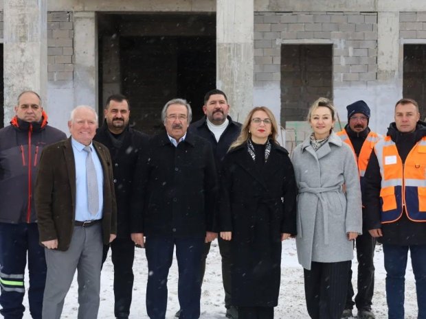 TBMM MHP Grup Başkanvekili ve Nevşehir Milletvekilimiz Sn. Prof. Dr. Filiz Kılıç ile Belediye Başkanımız Sn. Mustafa Kenan Sarıtaş, ilçemizde yapımı devam eden yeni hükümet konağı binasının inşaat ve şantiyesini ziyaret ettiler.
