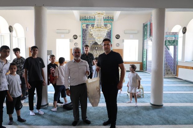 BELEDİYE BAŞKANIMIZDAN KUR'AN KURSU VE MÜZİK KURSU ÖĞRENCİLERİNE HEDİYE SÜRPRİZİ