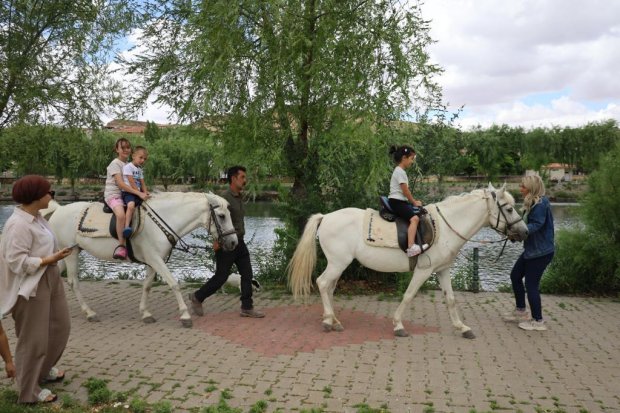 Kapadokya At ve Atçılık Kültür Festivali kapsamında çocuklara yönelik Pony Clup midilli atlarıyla ata binme deneyim etkinliği gerçekleştirildi.
