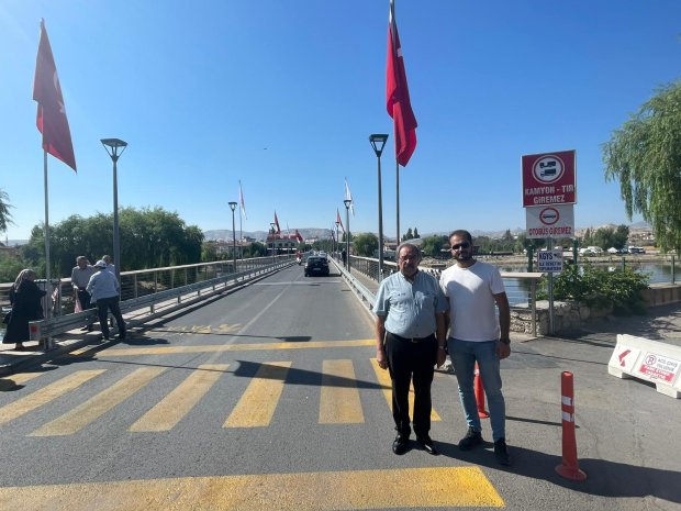 Avanos’un simgelerinden biri olan Tarihi Taşköprümüzün 9 Ağustos 2025 Cumartesi günü gerçekleştirilecek olan resmi açılış töreni öncesinde hazırlık çalışmaları tüm hızıyla sürüyor.