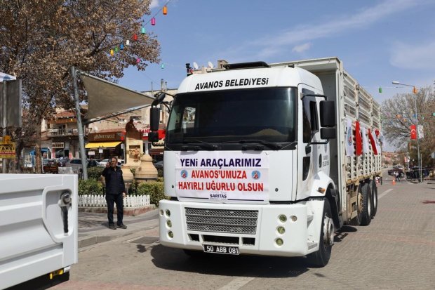 5 adet yeni damperli pikap, 1 adet kamyon, 1 adet yeni silindir ve 3 adet yeni çim biçme aracı