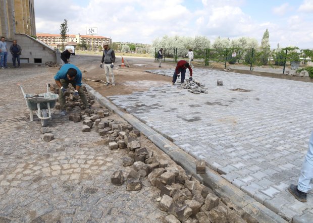 Fen işleri müdürlüğü ekiplerimiz, ilçemizin bir çok noktasında çalışmalarını aralıksız sürdürüyor.