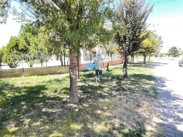 Belediye Başkanımız Mustafa Kenan Sarıtaş ,belediye personellerinin çocuk parklarında gerçekleştirdikleri çalışmaları yerinde inceleyip çalışmalar hakkında bilgiler aldı.