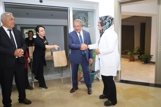 Belediye Başkanımız Sn. Mustafa Kenan Sarıtaş, Kurban Bayramı dolayısıyla belediye binasında ve bağlı hizmet birimlerinde görev yapan personelimizle bir araya gelerek bayramlaştı.