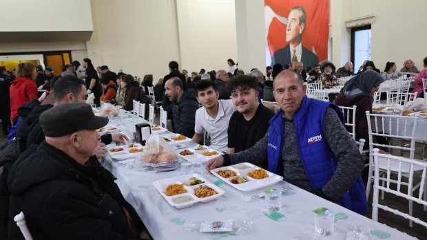 BELEDİYE BAŞKANIMIZ MUSTAFA KENAN SARITAŞ, İFTAR SOFRASINDA HEMŞEHRİLERİYLE BULUŞTU