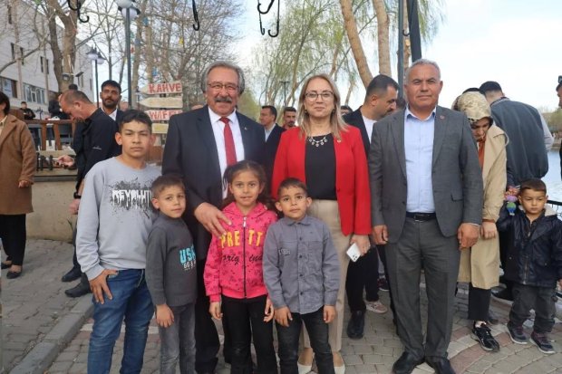 TBMM MHP Grup Başkanvekili ve Nevşehir Milletvekilimiz Sn. Prof. Dr. Filiz Kılıç, Belediye Başkanımız Sn. Mustafa Kenan Sarıtaş, MHP Avanos İlçe Başkanımız Sn. Alparslan Atasoy ve İl Genel Meclis Üyemiz Sn. Murat Öztürk, çarşı merkezinde ve Kızılırmak ken