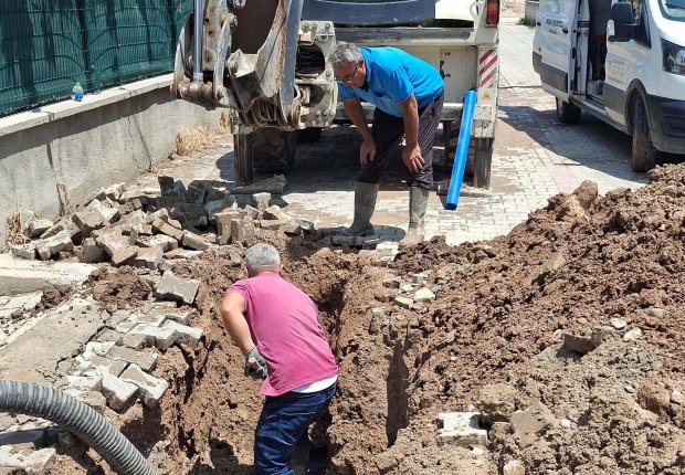 İlçemiz Karaseki Mahallesi Altınevlerde ana su borusunda meydana gelen arızaya belediye ekiplerimizce hızla müdahale edilerek, arıza giderildi ve hatta su verildi.