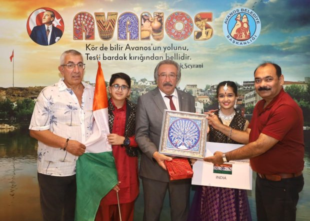 Uluslararası Avanos-Kapadokya Dünya Halk Dansları Festivaline Katılan Ülkelerin Dans Grupları Belediye Başkanımızı Ziyaret Etti