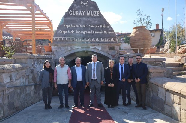 Belediye Başkanımız Sayın Mustafa Kenan Sarıtaş, Çevre, Şehircilik ve İklim Değişikliği Bakanlığı Türkiye Çevre Ajansı ve Sıfır Atık Yönetim Direktörü Sayın Tuğrul Çamaş'ı, Çevre, Şehircilik ve İklim Değişikliği İl Müdürü Sayın Yasemin Demirörs ile b