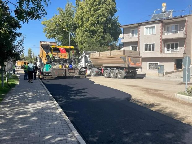 Belediye Başkanımız Mustafa Kenan SARITAŞ Zelve Caddesi hastane kavşağında devam eden sıcak asfalt çalışmasını yerinde inceledi.