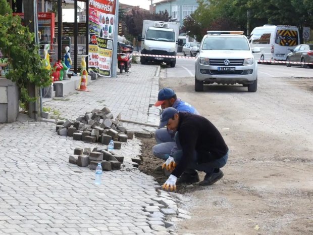 Belediye Başkanımız Mustafa Kenan Sarıtaş Belediye ekiplerimiz tarafından, ilçemiz Kapadokya ve Zelve caddesinde sıcak asfalt çalışması öncesi zemin hazırlığı ve kaldırım tamiratı çalışmasını yerinde inceledi.