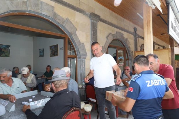 Belediye Başkanımız Sayın Mustafa Kenan Sarıtaş, Muharrem Ayı’nın manevi iklimi dolayısıyla Avanos Çarşı Meydanı’nda vatandaşlarımıza aşure ikramında bulundu.