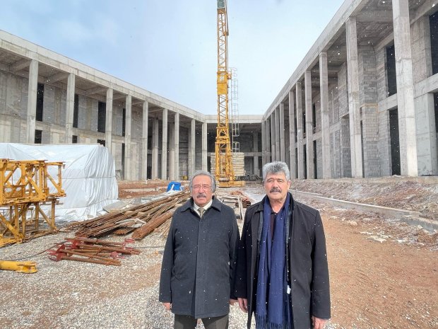 Belediye Başkanımız Sayın Mustafa Kenan Sarıtaş, Milliyetçi Hareket Partisi (MHP) Genel Başkanı Sayın Devlet Bahçeli'nin, Hacıbektaş'ta vakfettiği 6 dönümlük arsada inşa edilen, Horasan Erenleri Hacıbektaş Kültür ve Cemevi Külliyesi inşaatını zi