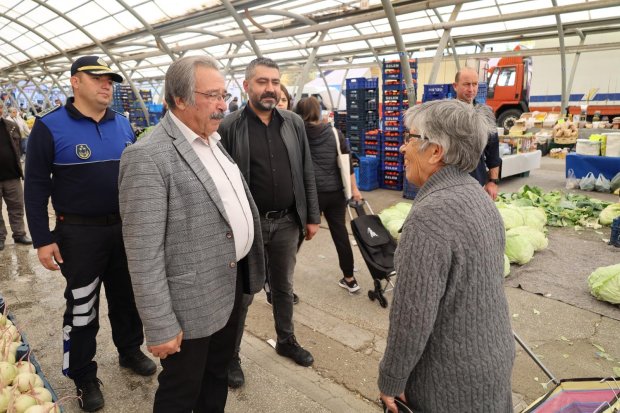 Belediye Başkanımız Sayın Mustafa Kenan Sarıtaş, Cuma günü pazaryerini ziyaret ederek esnaflarımızla ve hemşehrilerimizle tek tek sohbet etti.