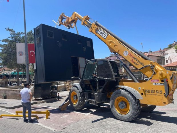 Çarşı Meydanındaki Ekonomik Ömrünü Dolduran Arızalı LED Dev Ekran Panel Sökülerek Görüntü Kirliliği Ortadan Kaldırıldı