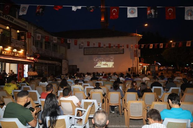 Dev ekranda maçı izleyen yüzlerce vatandaşımız, galibiyetle birlikte büyük bir coşku ve sevinç yaşadı.