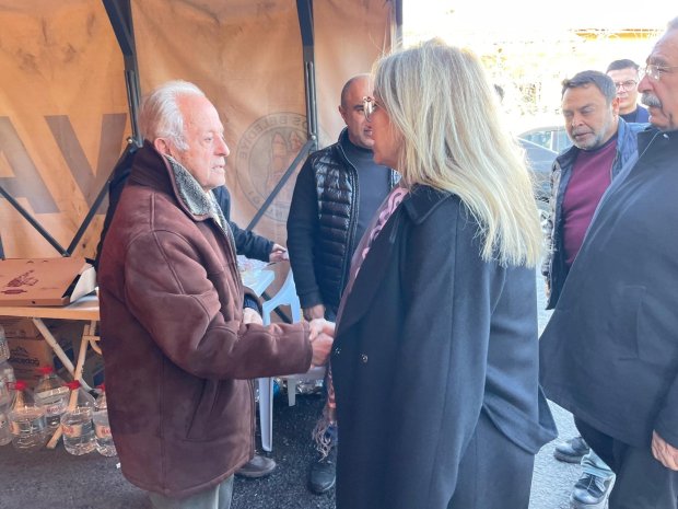 MHP TBMM Grup Başkanvekili ve Nevşehir Milletvekilimiz Sn. Prof. Dr. Filiz Kılıç ve Belediye Başkanımız Sn. Mustafa Kenan Sarıtaş ile birlikte Emekli Polis Mustafa Kenanoğlu’nun Cumhuriyet Mahallesindeki taziye evine ziyarette bulundular.