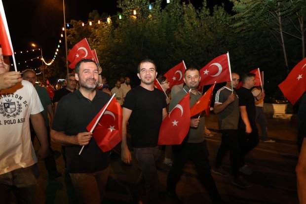 15 TEMMUZ DEMOKRASİ VE MİLLÎ BİRLİK GÜNÜ, İLÇEMİZDE BÜYÜK BİR COŞKU VE ANLAM YÜKLÜ BİR PROGRAMLA ANILDI