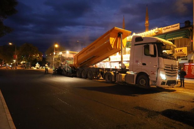İlçemiz çarşı merkezinde başlattığımız asfalt çalışmalarımızı büyük bir titizlik ve yoğun bir tempoyla sürdürüyoruz.