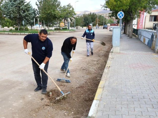 Belediye Başkanımız Mustafa Kenan Sarıtaş Belediye ekiplerimiz tarafından, ilçemiz Kapadokya ve Zelve caddesinde sıcak asfalt çalışması öncesi zemin hazırlığı ve kaldırım tamiratı çalışmasını yerinde inceledi.