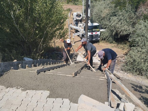 Çevre Yolu Köprüsü'nden Kızılırmak Kenarına Bağlantı Sağlayacak Yürüyüş Yolu ve Merdiven Çalışmaları Devam Ediyor