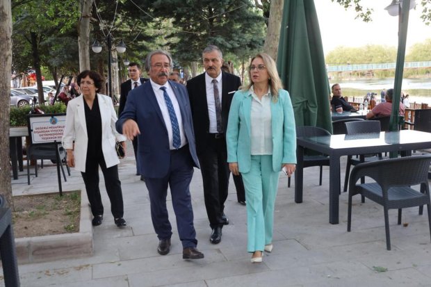 Milletvekilimiz Sayın Prof. Dr. Filiz Kılıç ve Belediye Başkanımız Sayın Mustafa Kenan Sarıtaş, sosyal tesislerde bulunan vatandaşlarımızla da sohbet ettiler ardından sosyal tesislerde devam eden çalışmaları incelediler.