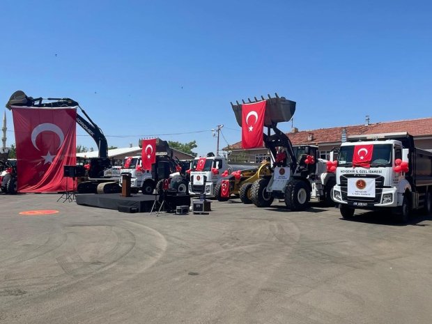 Nevşehir İl Özel İdaresi tarafından düzenlenen “Sezon Açılışı ve Araç Tanıtım Programı”, yoğun bir katılımla İl Özel İdaresi yerleşkesinde gerçekleştirildi.