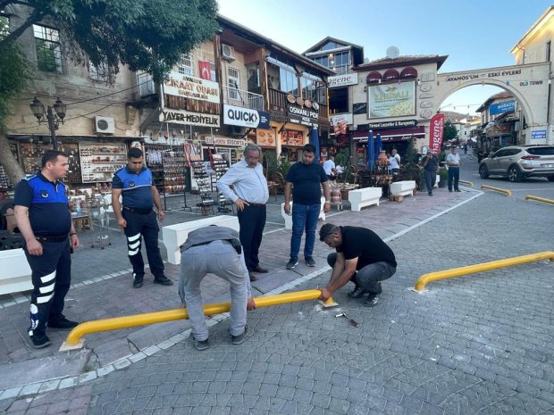 Belediyemizin çarşı merkezinde başlattığı yayalaştırma ve trafiği sınırlandırma çalışmalarının ardından, bölgenin estetik görünümünü de desteklemek üzere çarşı merkezine dekoratif çiçek saksıları temin edilerek yerleştirilmeye başlandı.