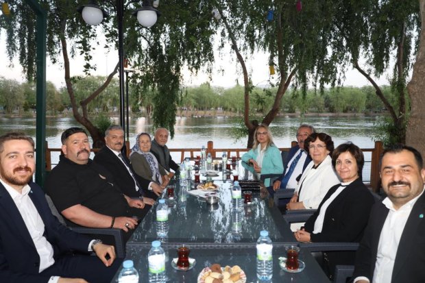 Milletvekilimiz Sayın Prof. Dr. Filiz Kılıç ve Belediye Başkanımız Sayın Mustafa Kenan Sarıtaş, sosyal tesislerde bulunan vatandaşlarımızla da sohbet ettiler ardından sosyal tesislerde devam eden çalışmaları incelediler.