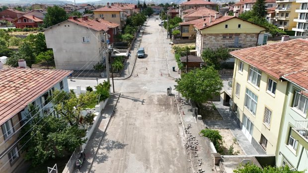 EKONOMİK ÖMRÜNÜ TAMAMLAMIŞ YOLLARIMIZDA KİLİT PARKE YENİLEME ÇALIŞMALARI SÜRÜYOR